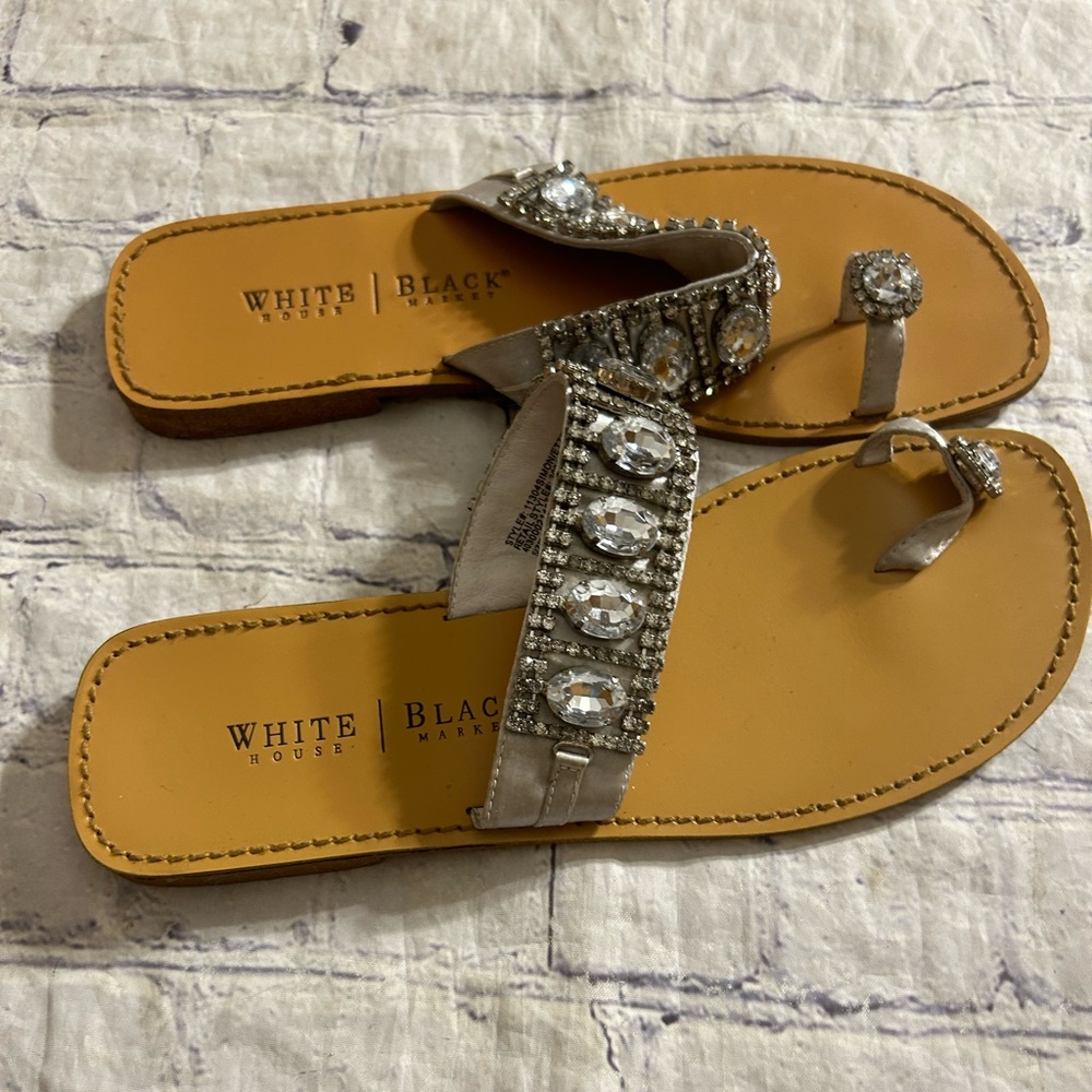 WHITE HOUSE BLACK MARKET FLAT THONG RHINESTONE ENCRUSTED STRAP AND TOE RING 7.5